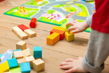 Küçük çocuk tahta bloklarla oynama
