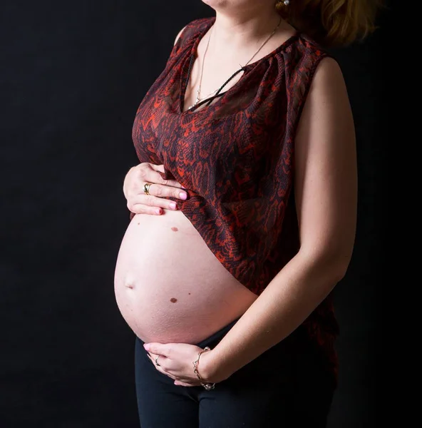 Femmes enceintes montrant son ventre — Photo
