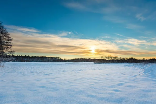 Snötäckta polska landskap. — Stockfoto