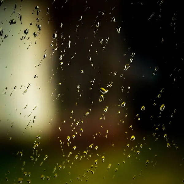 Водяні краплі на вікні в темний дощовий день — стокове фото