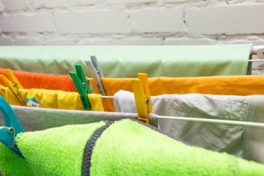 Giysi kurutma makinesi ve plastik klipleri kadar kapatın