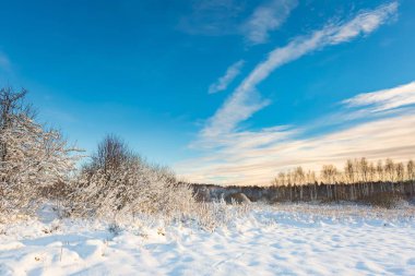 Lehçe manzara kar kaplı.