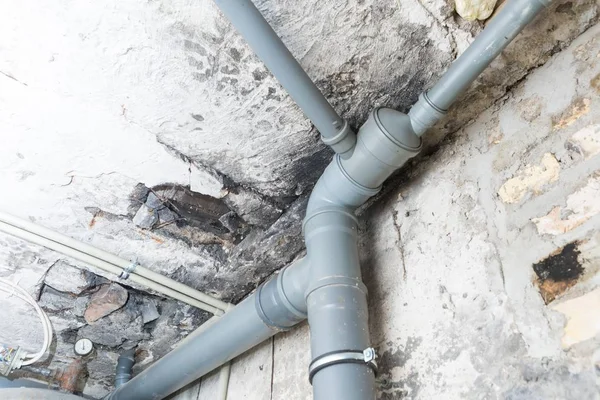Kanalizasyon boruları ev Bodrum katında — Stok fotoğraf