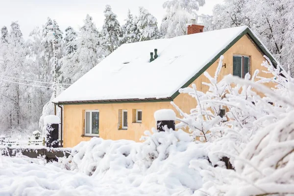 Pejzaż zimowy z Dom z śniegu na dachu. — Zdjęcie stockowe