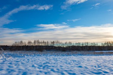 Lehçe manzara kar kaplı.