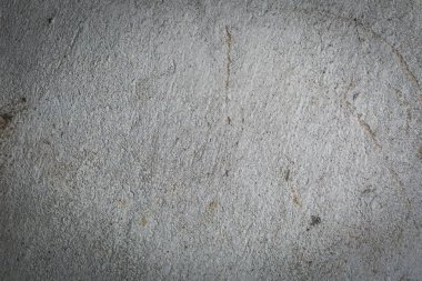 Düzensiz yapısı ile eski yıkılan beton duvar