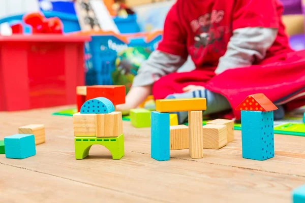 Malý chlapec hraje s dřevěných kostek — Stock fotografie
