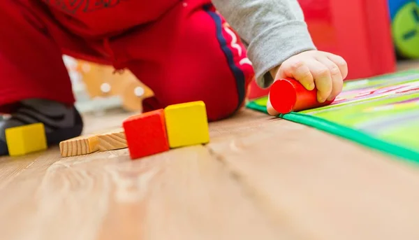 Small boy playing with wooden blocks — Stock Photo, Image
