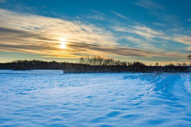 Lehçe manzara kar kaplı.