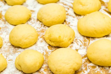 Ham çörek unu ahşap masa üzerinde yalan