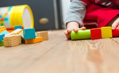 Küçük çocuk tahta bloklarla oynama