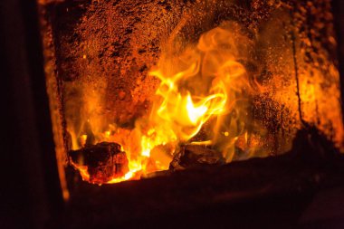 Şöminede ateş. Soba kırmızı yangın yakın çekim