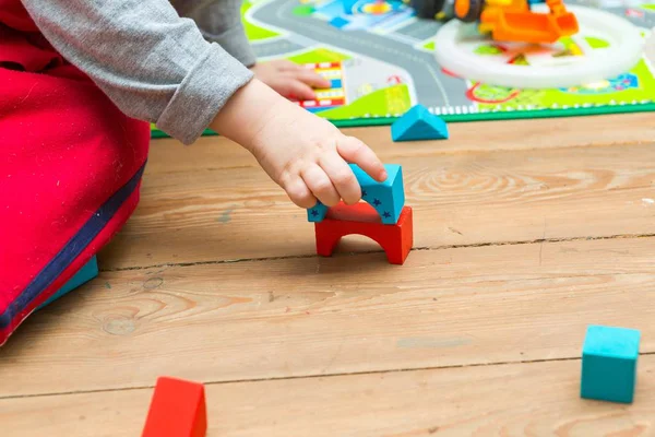 Kleine jongen spelen met houten blokken — Stockfoto