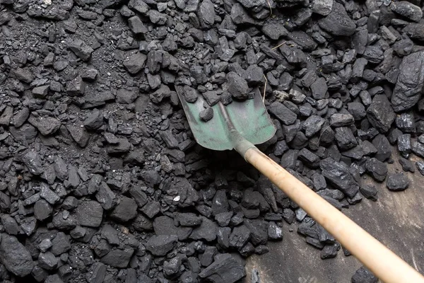 黑煤和铲躺在一堆在房子的地下室里 — 图库照片