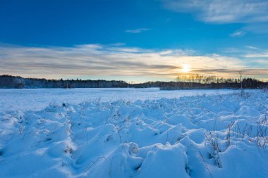 Lehçe manzara kar kaplı.