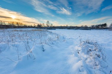 Lehçe manzara kar kaplı.