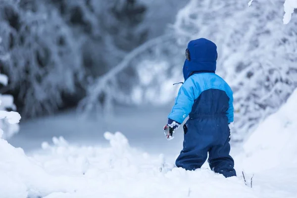 雪の中で遊んで幸せな白人の子 — ストック写真