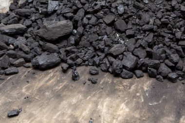 Siyah kömür evin bodrum katında bir yığın yalan