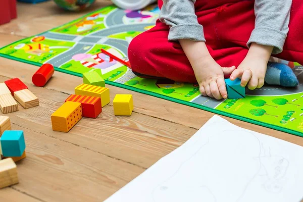 Small boy playing with wooden blocks — Stock Photo, Image