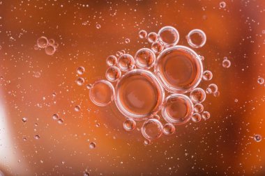 su yüzeyinde yağ damlacıkları