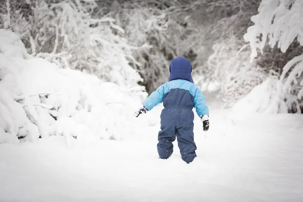 雪の中で遊んで幸せな白人の子 — ストック写真