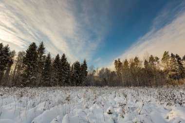 Lehçe manzara kar kaplı.