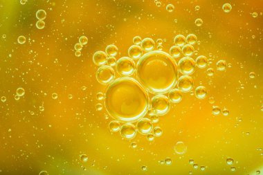 su yüzeyinde yağ damlacıkları