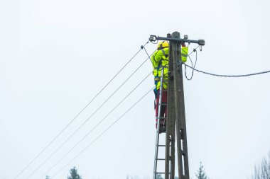 Elektrikçi elektrik hatları üzerinde çalışma