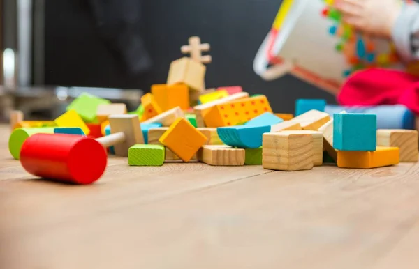 Kleine jongen spelen met houten blokken — Stockfoto