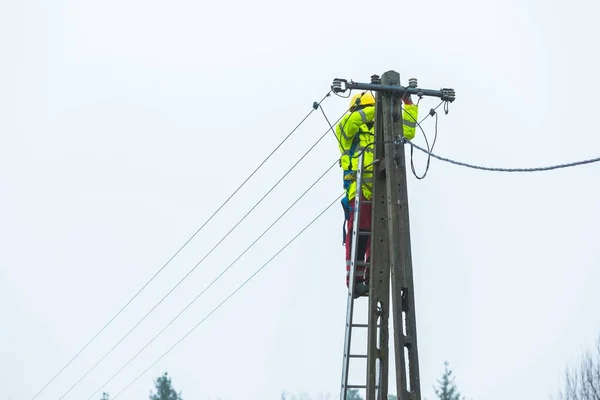 Electrician working on power lines — Stock Photo, Image