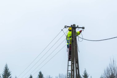 Elektrikçi elektrik hatları üzerinde çalışma