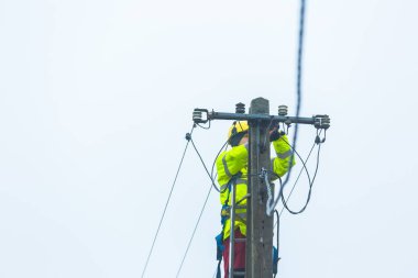 Elektrikçi elektrik hatları üzerinde çalışma