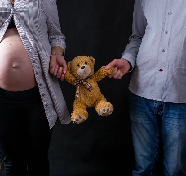 Обнимающая пара, беременная женщина и ее партнер — стоковое фото