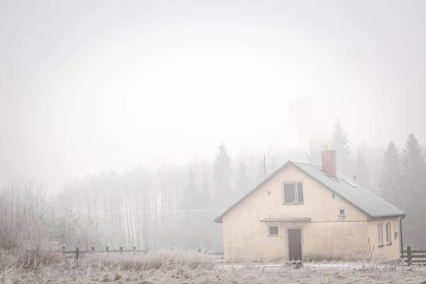 Дом в зимней деревне — стоковое фото