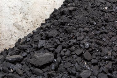 Siyah kömür evin bodrum katında bir yığın yalan