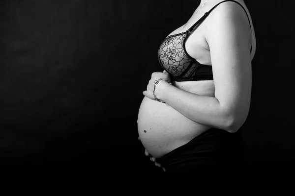 Pregnant women showing her belly — Stock Photo, Image