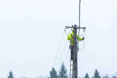 Elektrikçi elektrik hatları üzerinde çalışma