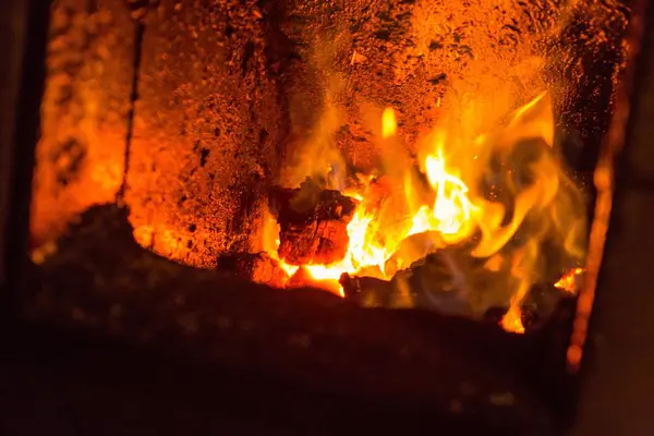 Огонь в камине. Закрытие красного огня в печи — стоковое фото