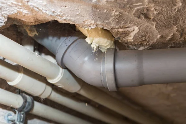 Tuyaux d'égout dans la maison sous-sol — Photo