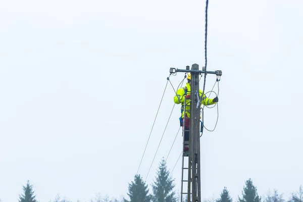 Electrician working on power lines — Stock Photo, Image