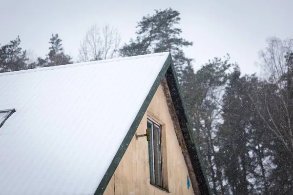 Крыша дома со снегом — стоковое фото