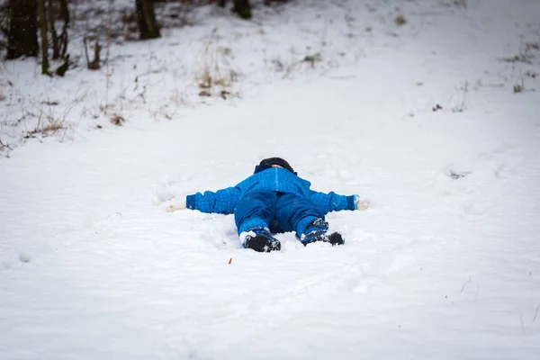 Felice bambino che gioca all'aperto nella neve invernale — Foto Stock