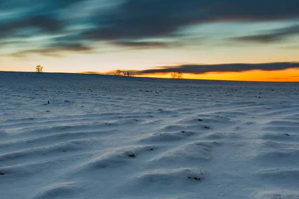 Inverno colorato dopo il tramonto paesaggio — Foto Stock