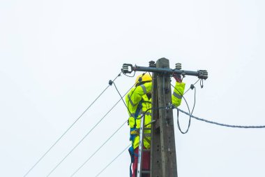Elektrikçi elektrik hatları üzerinde çalışma