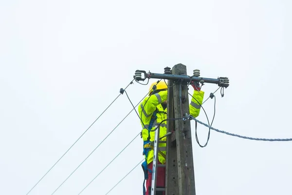 Electrician working on power lines — Stock Photo, Image