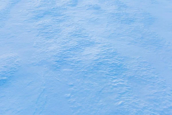Снег сфотографирован на закате — стоковое фото