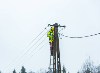 Elektrikçi elektrik hatları üzerinde çalışma