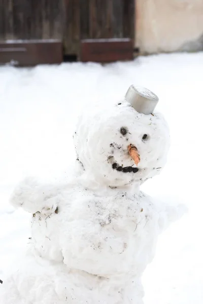 雪だるま - 面白い伝統的な雪の彫刻 — ストック写真