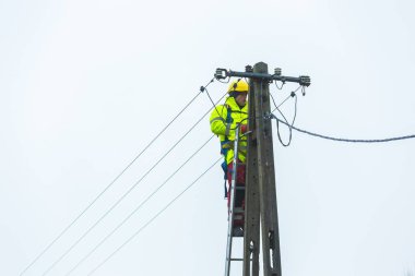 Elektrikçi elektrik hatları üzerinde çalışma