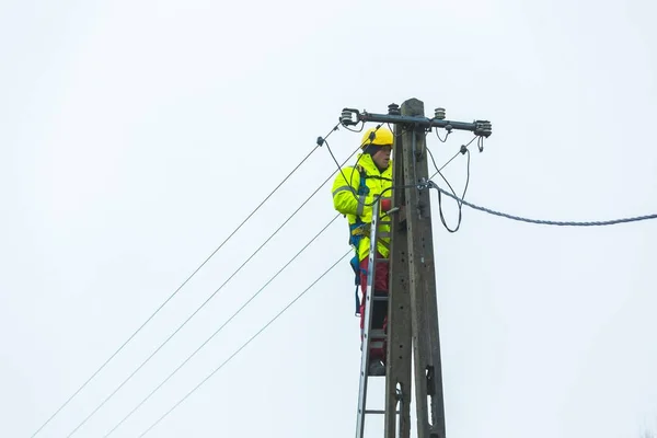 Electrician working on power lines — Stock Photo, Image